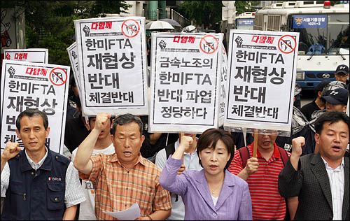 21일 한미 양국의 FTA 재협상이 시작된 가운데 한미FTA 저지 범국본이 협상장인 외교통상부 앞에서 재협상 중단을 촉구하고 있다. 이날 기자회견엔 심상정 민주노동당 대선 예비후보도 참석했다. 